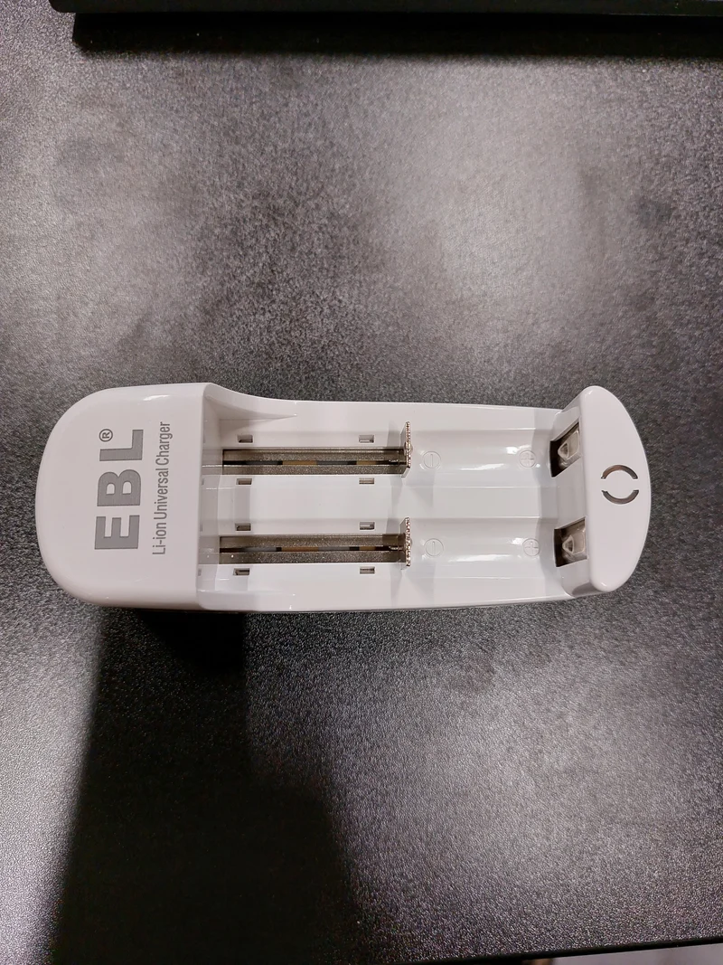 Chargeur 2 piles (EBL)